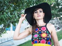 Jeny Smith with yellow heels