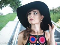 Jeny Smith with yellow heels