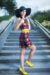 Jeny Smith with yellow heels