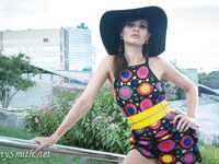 Jeny Smith with yellow heels