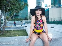 Jeny Smith with yellow heels