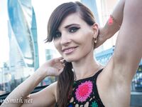 Jeny Smith with yellow heels