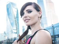 Jeny Smith with yellow heels