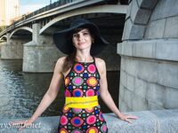 Jeny Smith with yellow heels