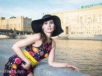 Jeny Smith with yellow heels