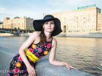 Jeny Smith with yellow heels