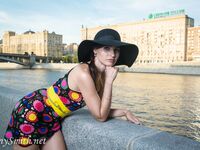 Jeny Smith with yellow heels