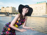 Jeny Smith with yellow heels