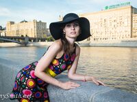 Jeny Smith with yellow heels