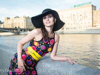 Jeny Smith with yellow heels