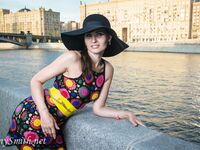 Jeny Smith with yellow heels