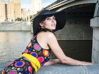 Jeny Smith with yellow heels