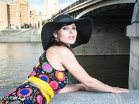 Jeny Smith with yellow heels