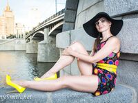 Jeny Smith with yellow heels