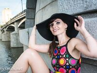 Jeny Smith with yellow heels