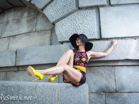 Jeny Smith with yellow heels