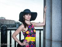 Jeny Smith with yellow heels