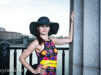 Jeny Smith with yellow heels