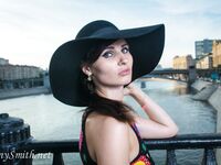 Jeny Smith with yellow heels