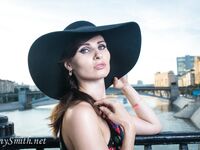 Jeny Smith with yellow heels