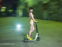 Jeny Smith with yellow heels