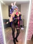 Rabbit-Hole Miku Selfies