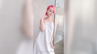 Helly Valentine - Random set bath
